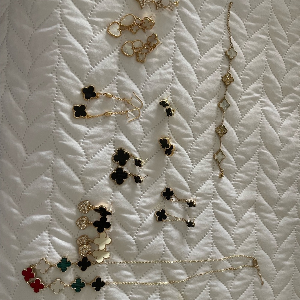 Elegant Black and Gold Floral Necklace - Picture 2 of 16